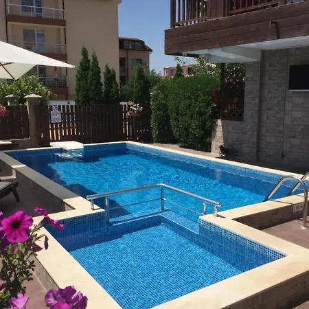 Дом отдыха The White 7 *