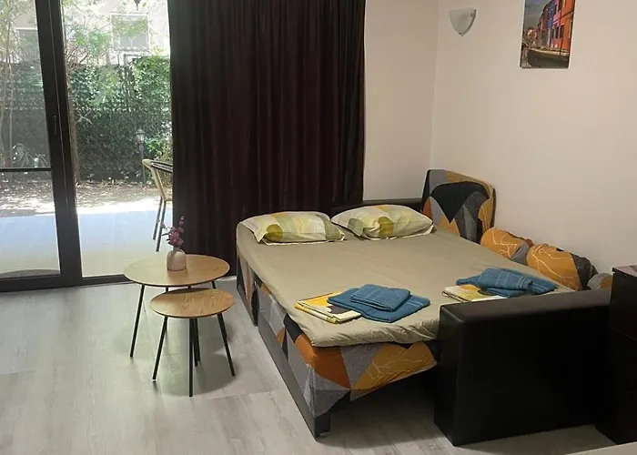 The White 7 ネセバル